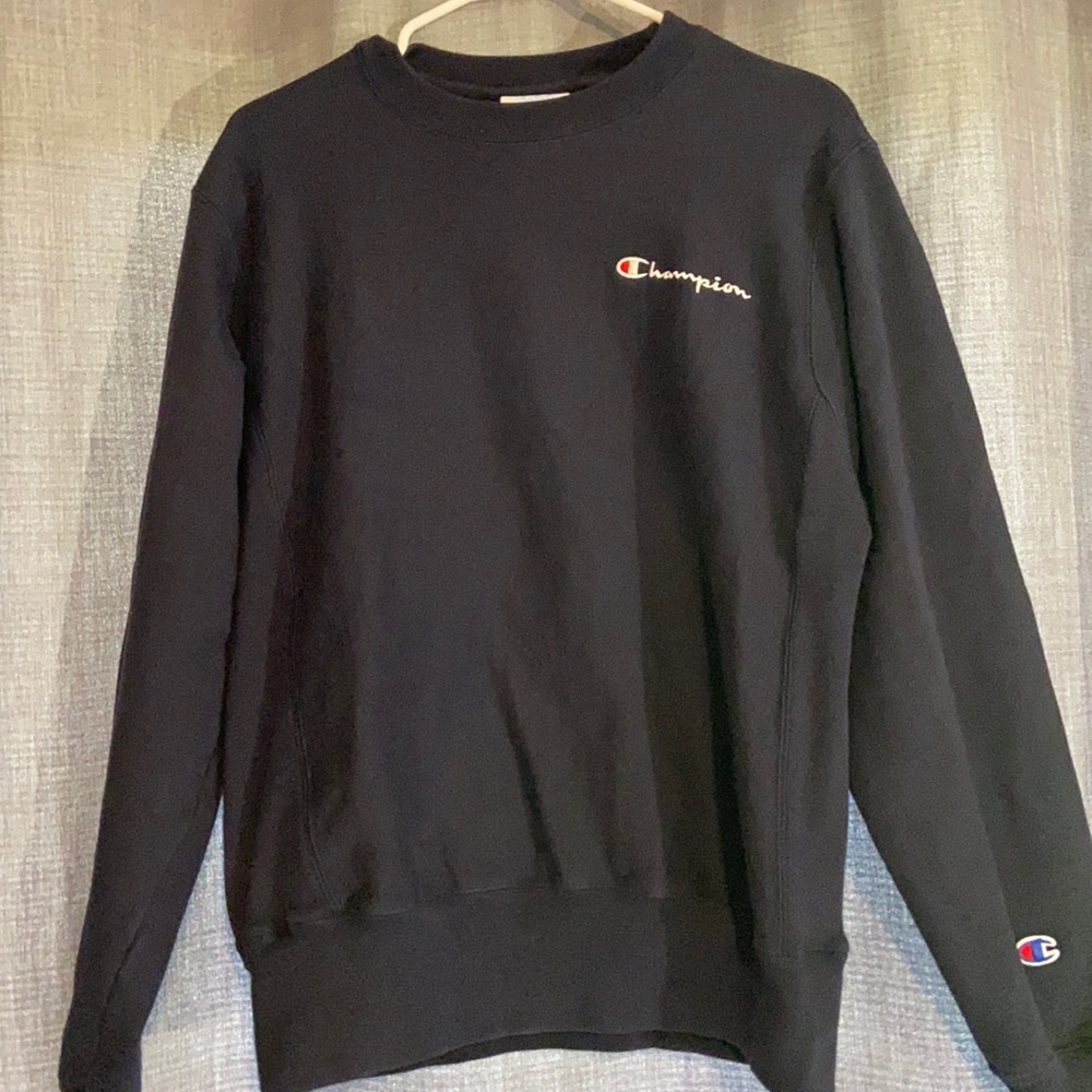 Navy blue men’s champion crewneck. Size small
